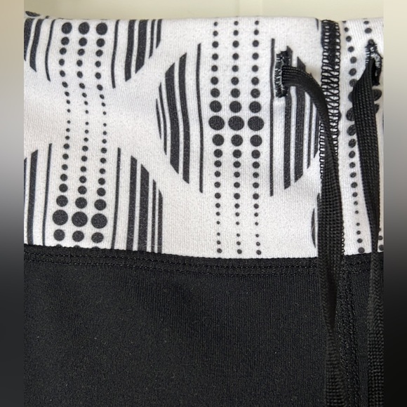 Lululemon relaxed fit crop size 6 black - Picture 3 of 3